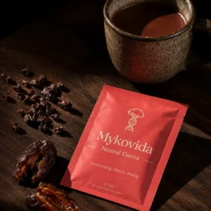 Neural Cocoa Sachet neben Tasse Kakao und Datteln